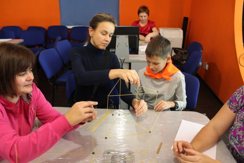 Фото к Быстрее, выше, устойчивее: в Петербурге прошло занятие по макаронному строительству