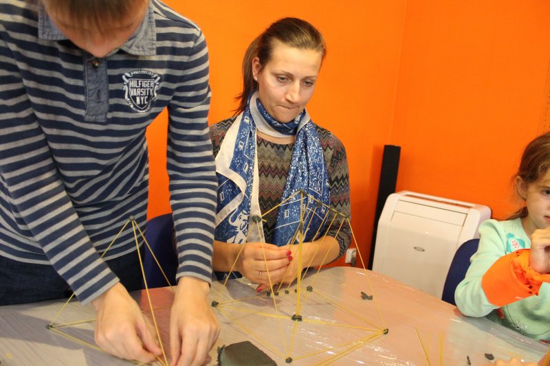 Фото к Быстрее, выше, устойчивее: в Петербурге прошло занятие по макаронному строительству