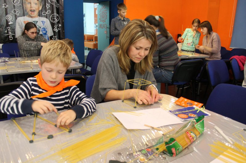 Фото к Быстрее, выше, устойчивее: в Петербурге прошло занятие по макаронному строительству