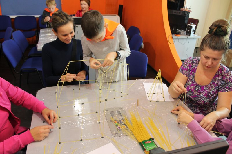 Фото к Быстрее, выше, устойчивее: в Петербурге прошло занятие по макаронному строительству