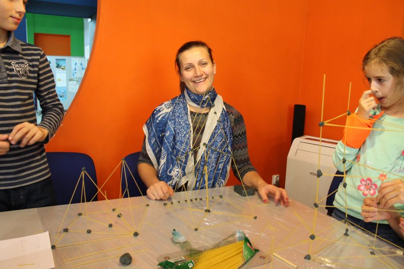 Фото к Быстрее, выше, устойчивее: в Петербурге прошло занятие по макаронному строительству