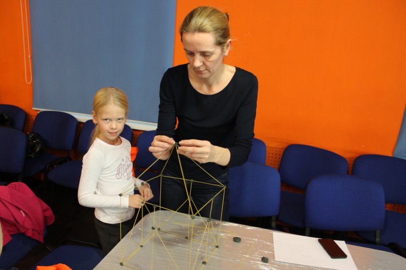 Фото к Быстрее, выше, устойчивее: в Петербурге прошло занятие по макаронному строительству