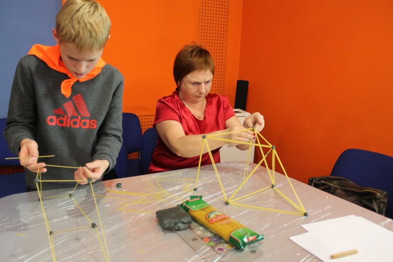 Фото к Быстрее, выше, устойчивее: в Петербурге прошло занятие по макаронному строительству