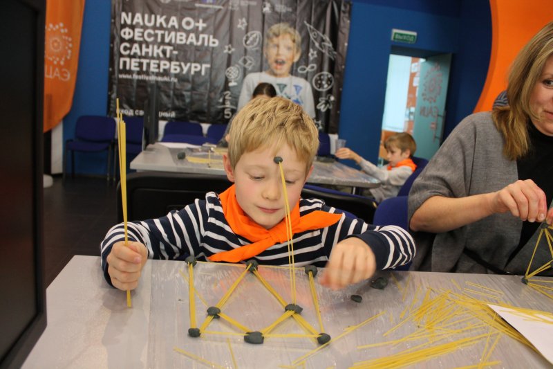 Фото к Быстрее, выше, устойчивее: в Петербурге прошло занятие по макаронному строительству