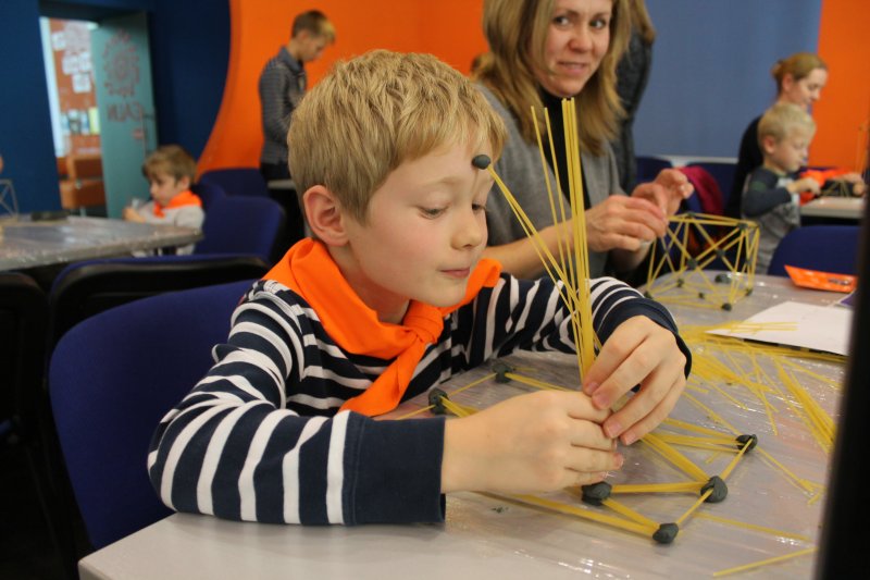 Фото к Быстрее, выше, устойчивее: в Петербурге прошло занятие по макаронному строительству