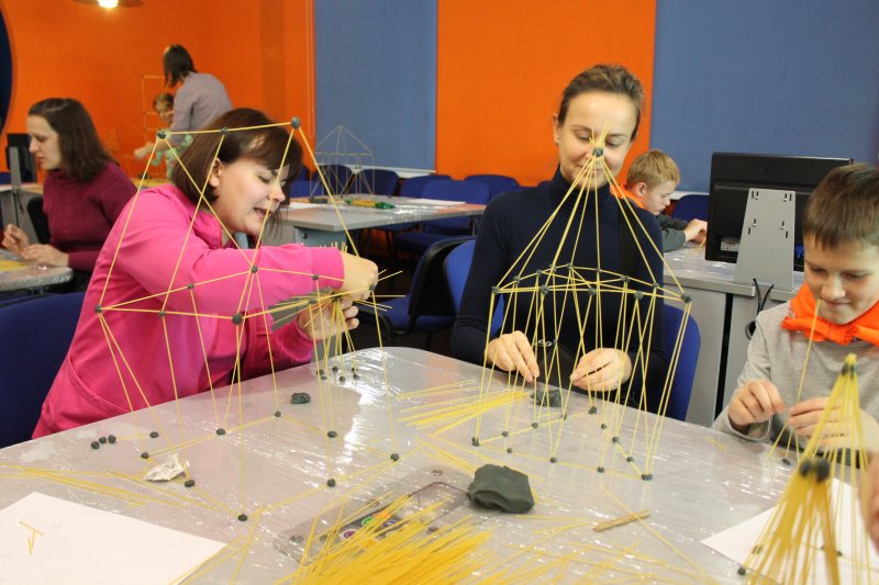 Фото к Быстрее, выше, устойчивее: в Петербурге прошло занятие по макаронному строительству