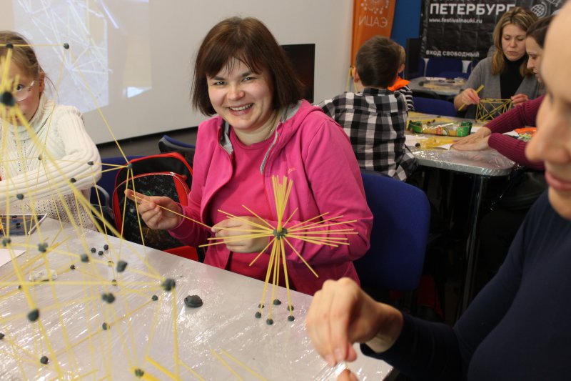 Фото к Быстрее, выше, устойчивее: в Петербурге прошло занятие по макаронному строительству