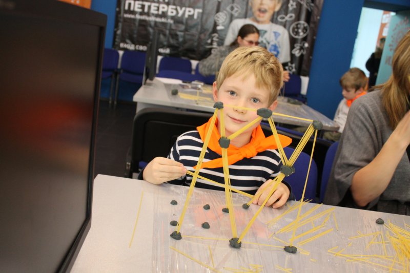 Фото к Быстрее, выше, устойчивее: в Петербурге прошло занятие по макаронному строительству