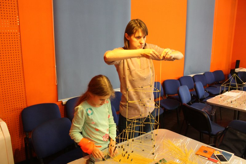 Фото к Быстрее, выше, устойчивее: в Петербурге прошло занятие по макаронному строительству