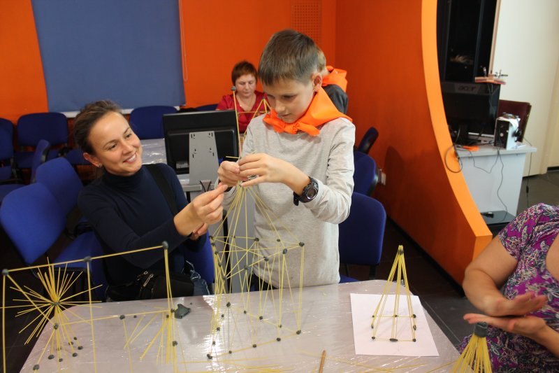 Фото к Быстрее, выше, устойчивее: в Петербурге прошло занятие по макаронному строительству