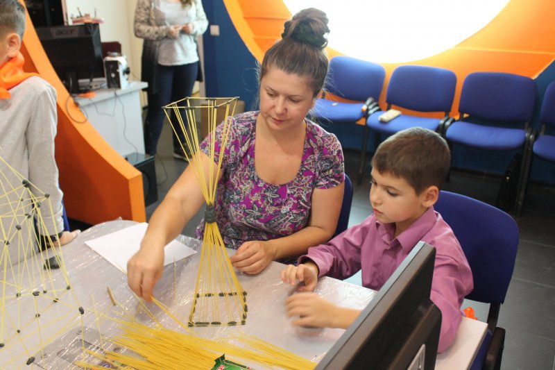 Фото к Быстрее, выше, устойчивее: в Петербурге прошло занятие по макаронному строительству