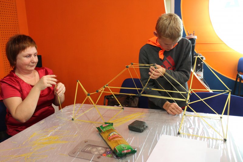 Фото к Быстрее, выше, устойчивее: в Петербурге прошло занятие по макаронному строительству