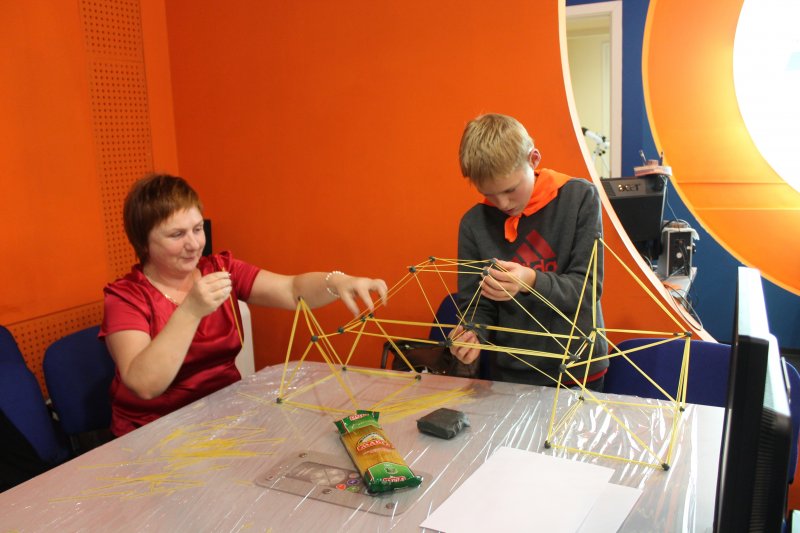 Фото к Быстрее, выше, устойчивее: в Петербурге прошло занятие по макаронному строительству