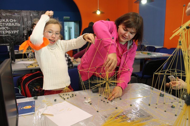 Фото к Быстрее, выше, устойчивее: в Петербурге прошло занятие по макаронному строительству