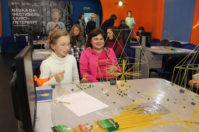 Фото к Быстрее, выше, устойчивее: в Петербурге прошло занятие по макаронному строительству