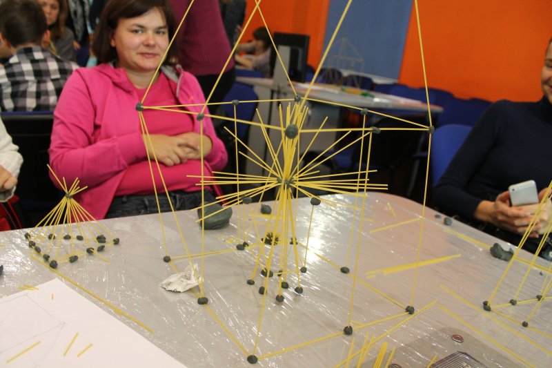 Фото к Быстрее, выше, устойчивее: в Петербурге прошло занятие по макаронному строительству