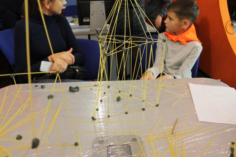 Фото к Быстрее, выше, устойчивее: в Петербурге прошло занятие по макаронному строительству