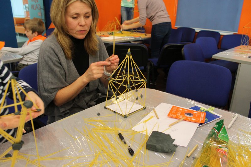 Фото к Быстрее, выше, устойчивее: в Петербурге прошло занятие по макаронному строительству