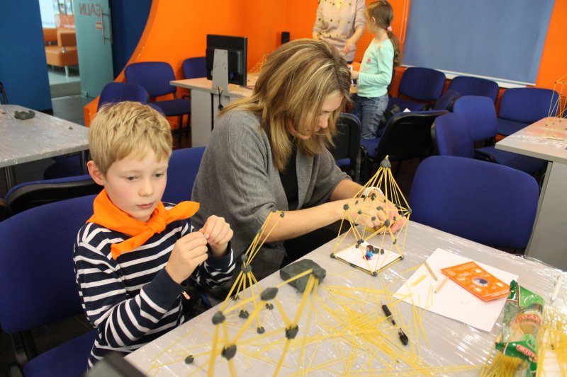 Фото к Быстрее, выше, устойчивее: в Петербурге прошло занятие по макаронному строительству