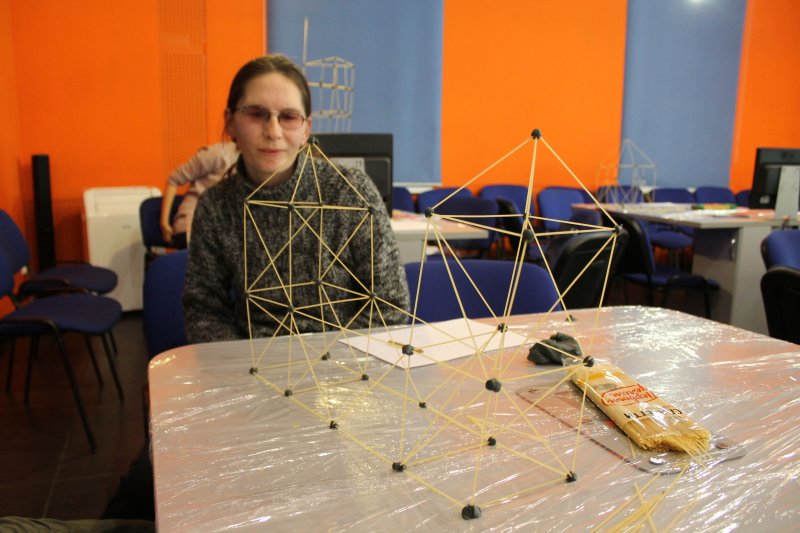 Фото к Быстрее, выше, устойчивее: в Петербурге прошло занятие по макаронному строительству