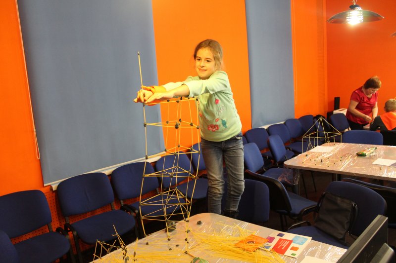 Фото к Быстрее, выше, устойчивее: в Петербурге прошло занятие по макаронному строительству