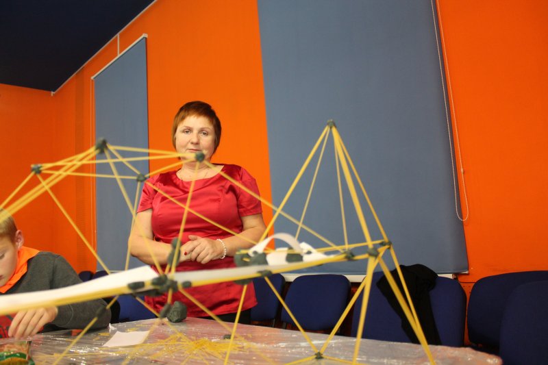 Фото к Быстрее, выше, устойчивее: в Петербурге прошло занятие по макаронному строительству