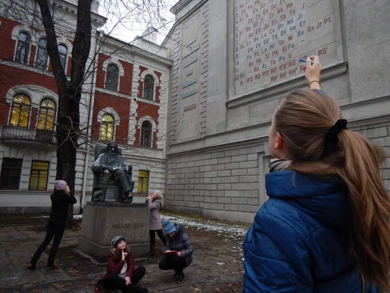 Фото к «Наука на проспектах»: ИЦАЭ СПб и СПбГТИ провели интеллектуальный квест для школьников