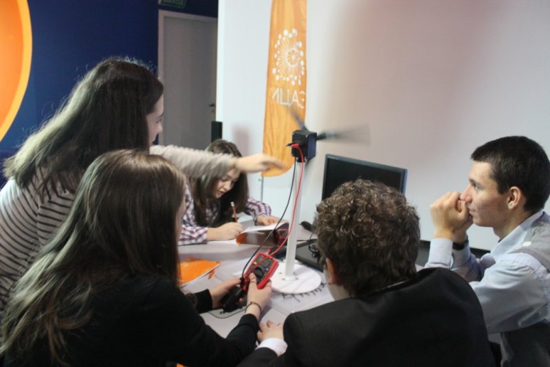 Фото к «Есть такая профессия..» : в ИЦАЭ СПб День Энергетика отметили научными занятиями