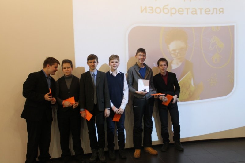 Фото к День юного изобретателя в Санкт-Петербурге: умный стакан, робокот и реактивный ранец