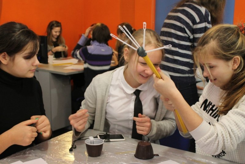 Фото к День юного изобретателя в Санкт-Петербурге: умный стакан, робокот и реактивный ранец