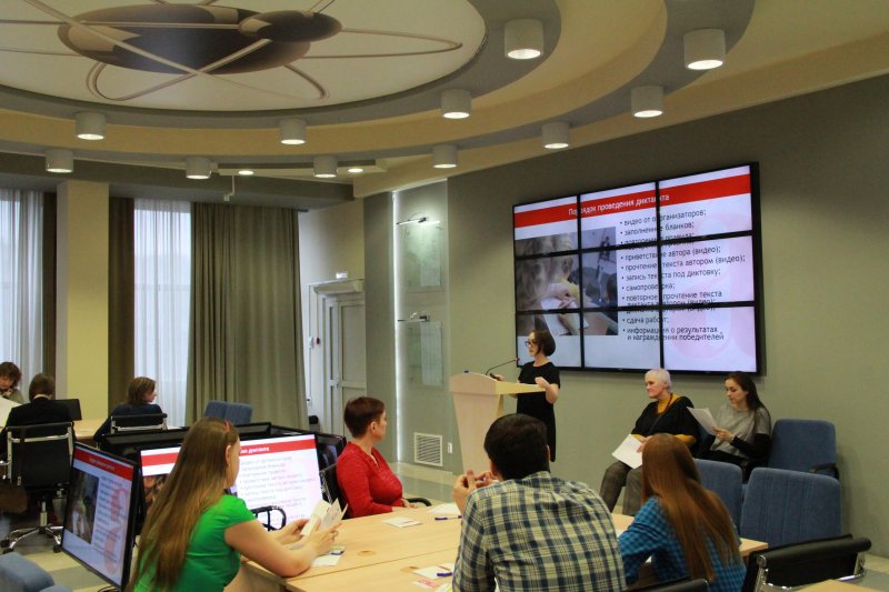 Фото к «Смоленские соловьи и костромские менестрели»: в России написали Тотальный диктант