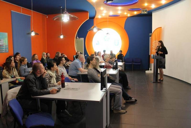 Фото к Два взгляда на лёд: в Петербурге открылась выставка об Арктике