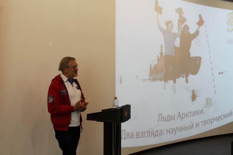 Фото к Два взгляда на лёд: в Петербурге открылась выставка об Арктике