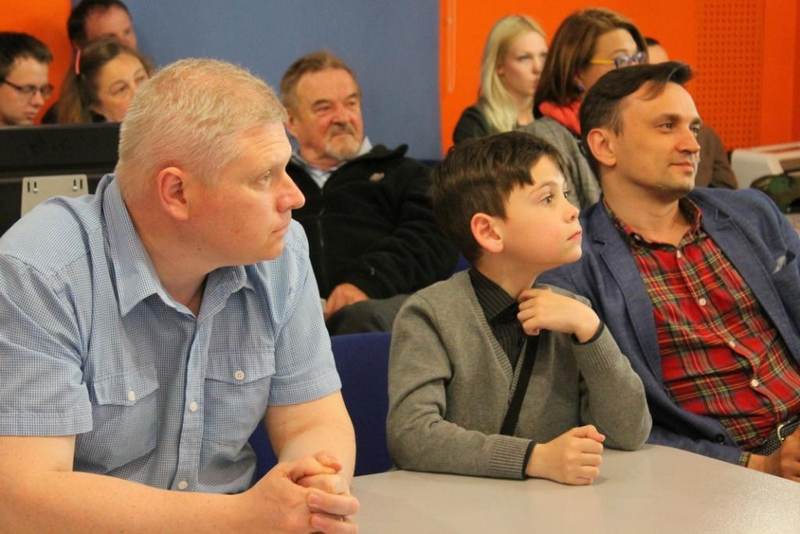 Фото к Два взгляда на лёд: в Петербурге открылась выставка об Арктике