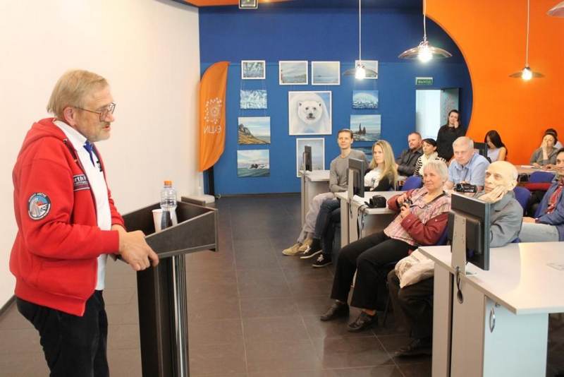 Фото к Два взгляда на лёд: в Петербурге открылась выставка об Арктике