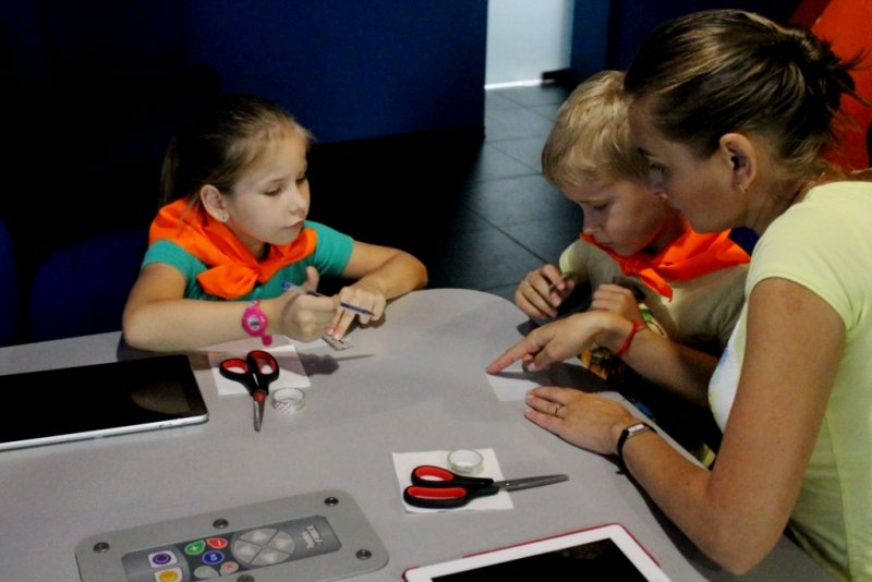 Фото к Разминка для ума: в АНН Петербурга прошел мастер-класс  по 3D — голограмме