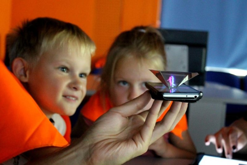 Фото к Разминка для ума: в АНН Петербурга прошел мастер-класс  по 3D — голограмме