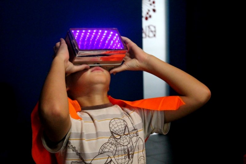 Фото к Разминка для ума: в АНН Петербурга прошел мастер-класс  по 3D — голограмме